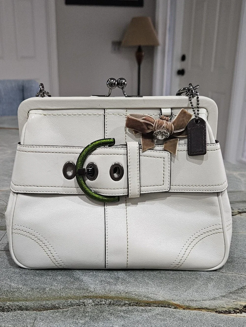 COACH Vintage Soho 8A12 Kisslock Frame Satchel Chalk Leather Velvet Bow Y2K